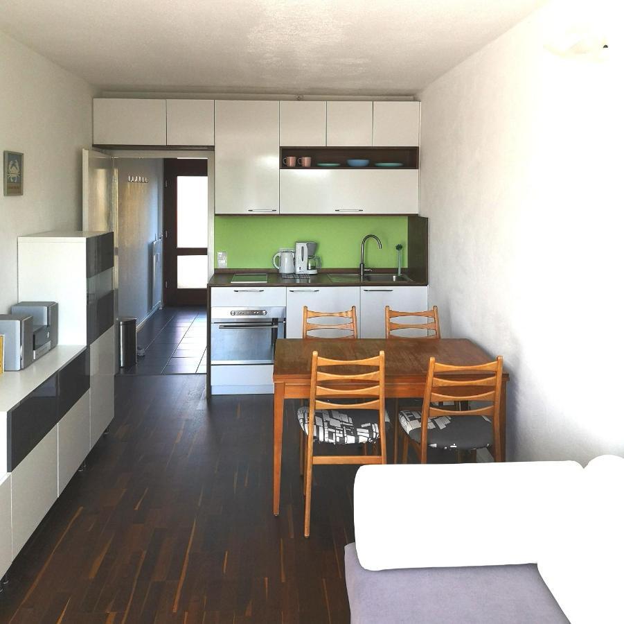 Sunny Seaside Apartment *